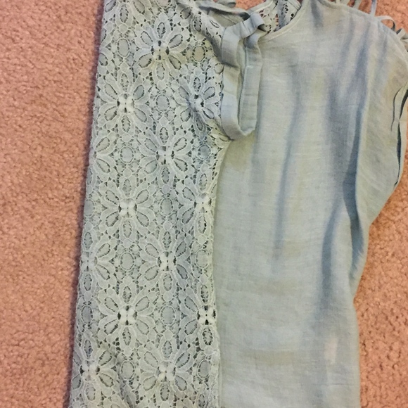 Lace button back Shirt - Picture 5 of 6